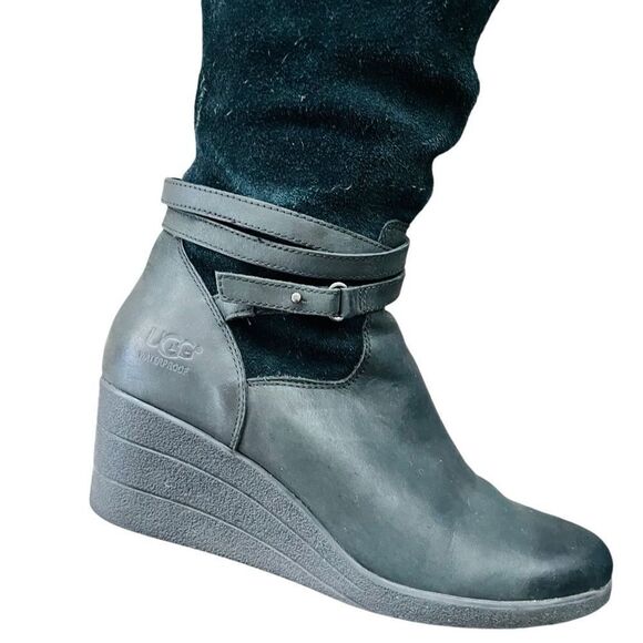 UGG AUSTRALIA Lesley 1005266
Side Zip Black Suede Tall Wedge
Boots Size 10. - Picture 9 of 11